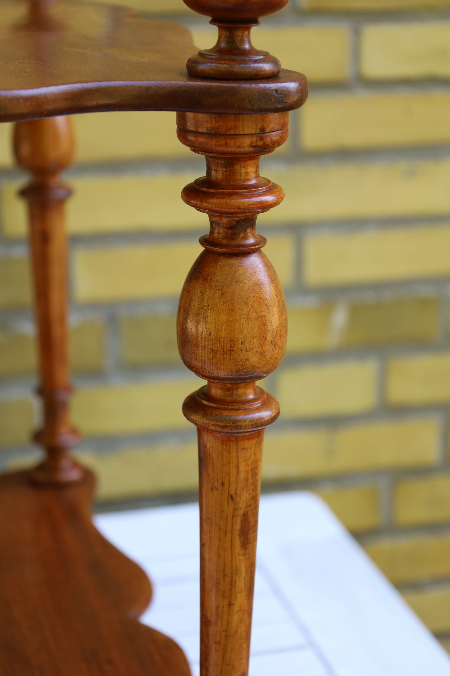 Antikes kleines französisches Regal aus Holz mit zwei Ablagen