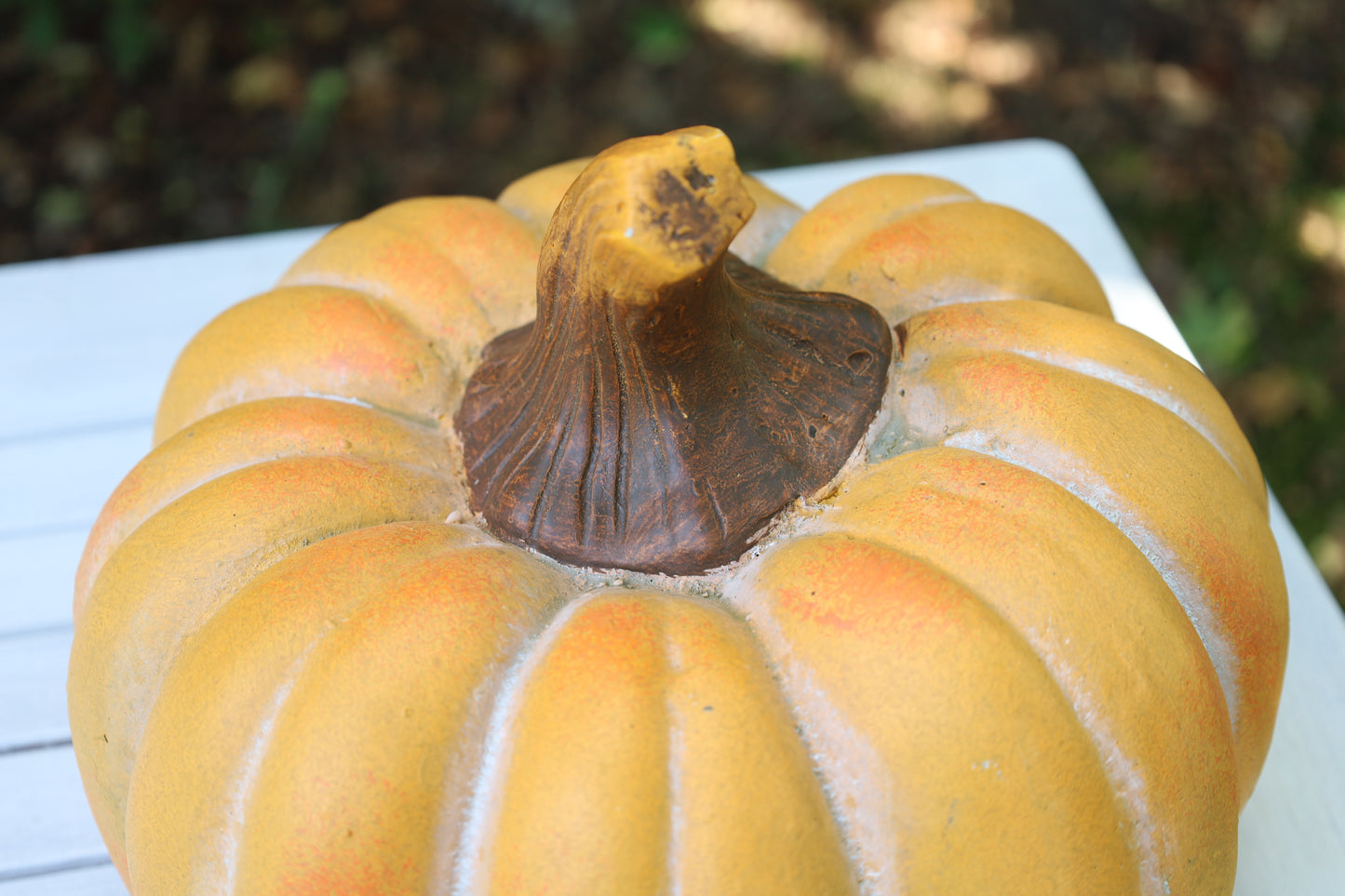 Decorazione di zucca per l'autunno realizzata in ceramica di colore arancione