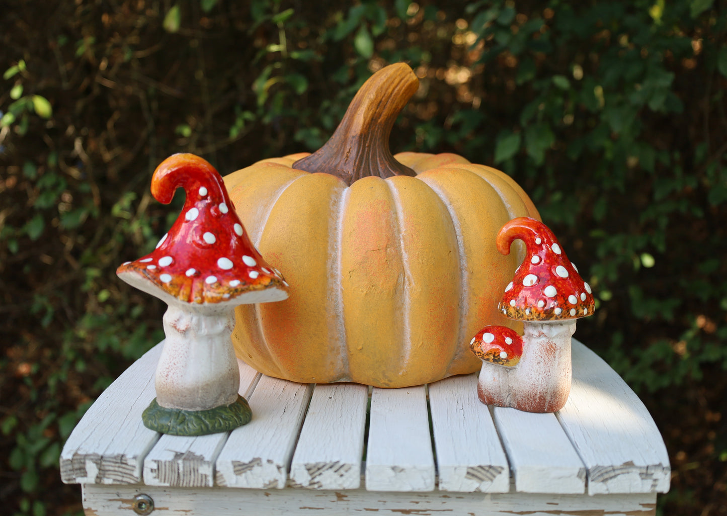 Funghi da favola: incantevole decorazione autunnale in ceramica
