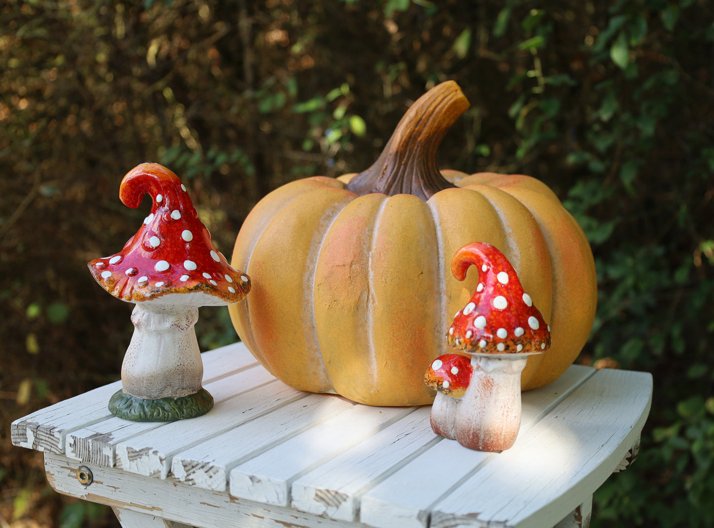 Funghi da favola: incantevole decorazione autunnale in ceramica