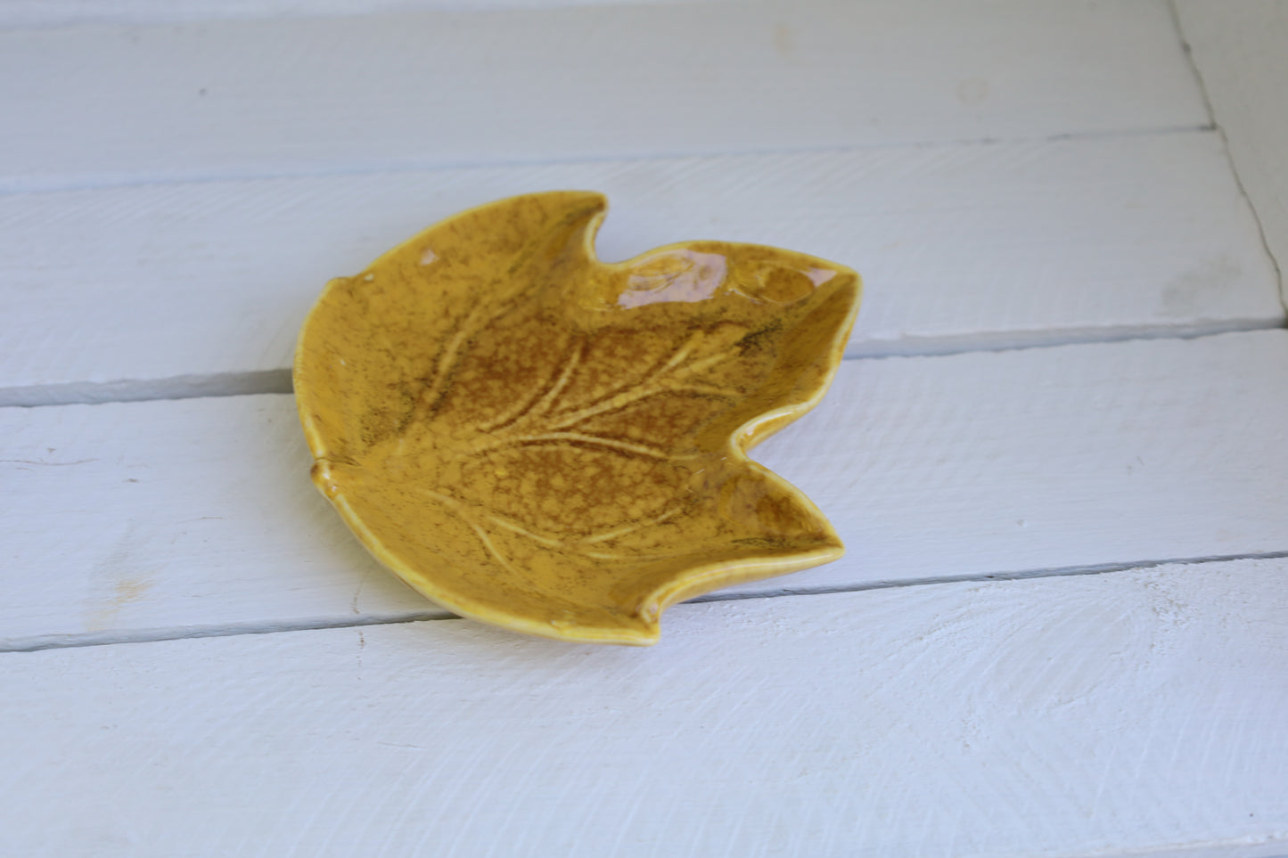 Piccola ciotola decorativa in ceramica a forma di foglia di colore giallo