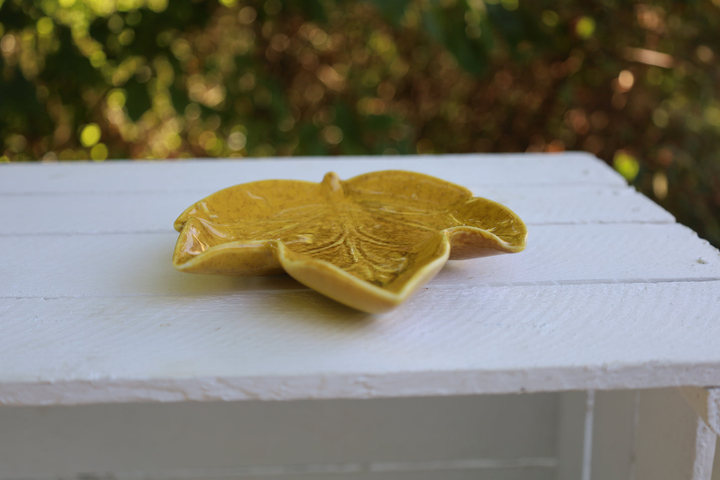 Piccola ciotola decorativa in ceramica a forma di foglia di colore giallo