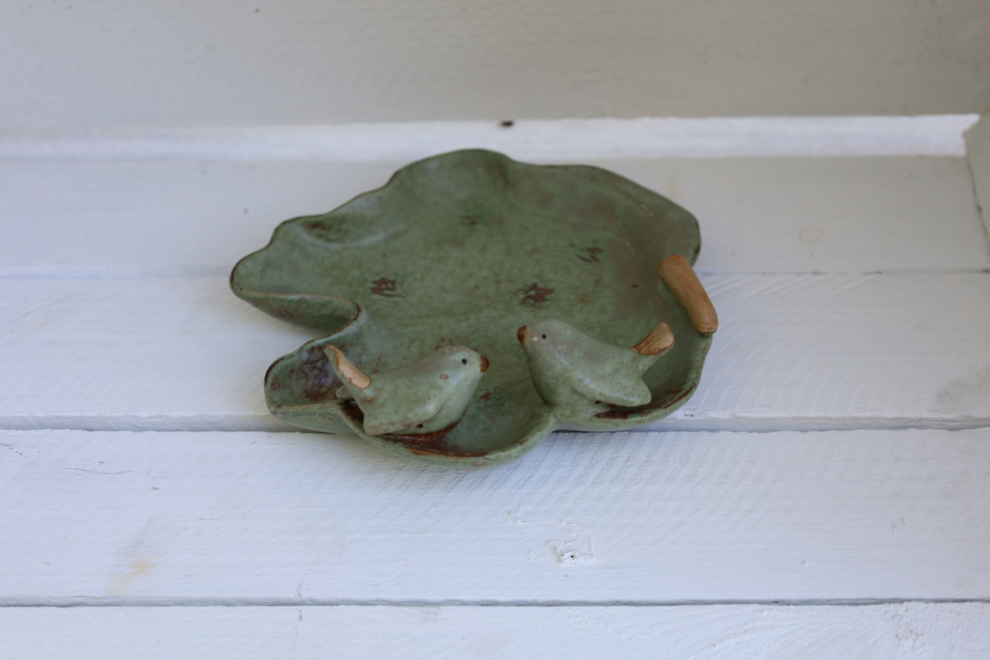 Ciotola decorativa in ceramica a forma di foglia con uccelli in verde