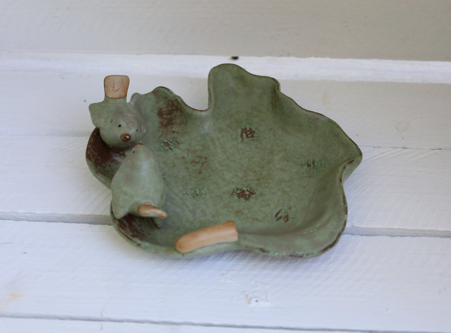 Ciotola decorativa in ceramica a forma di foglia con uccelli in verde