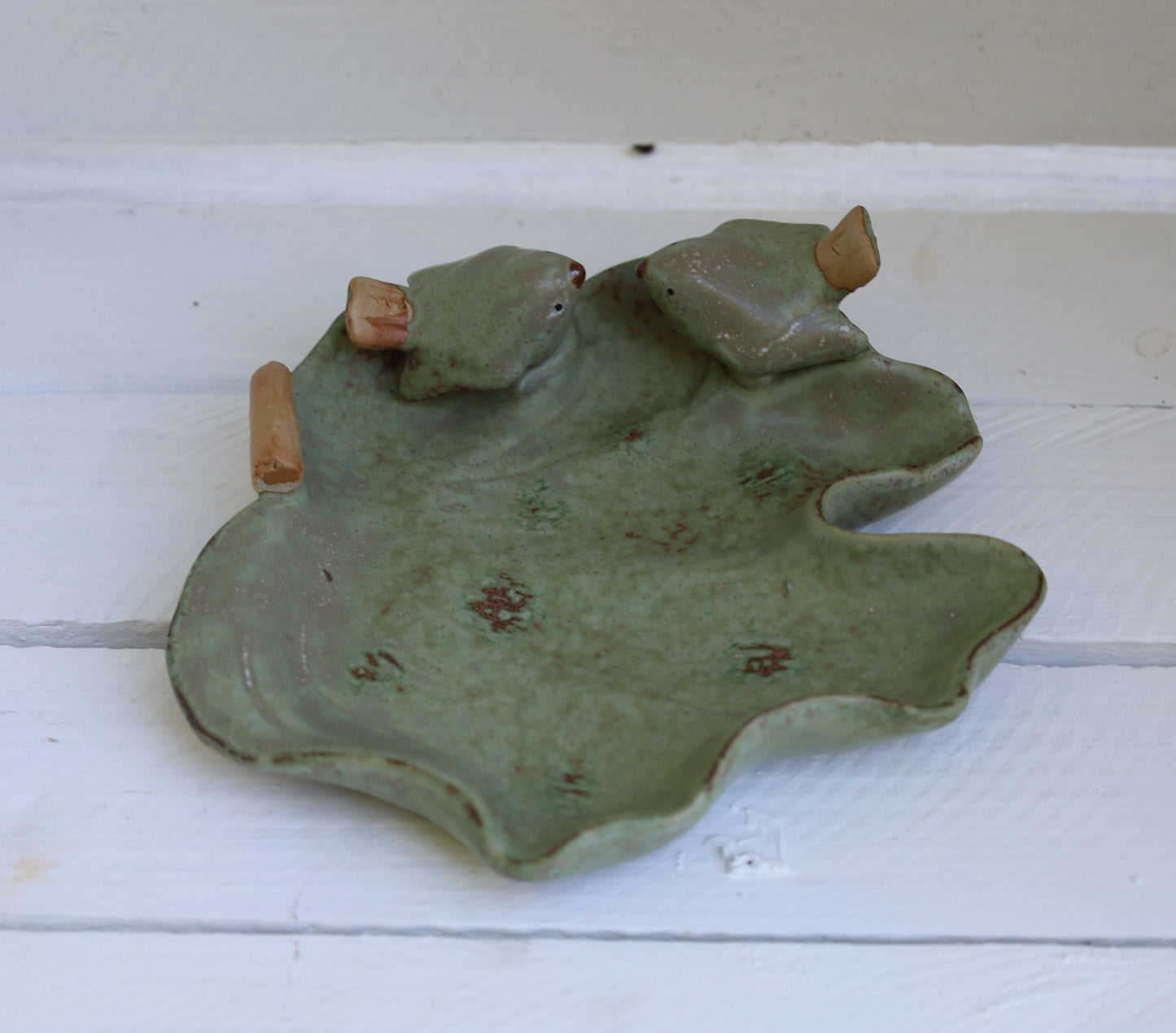 Ciotola decorativa in ceramica a forma di foglia con uccelli in verde
