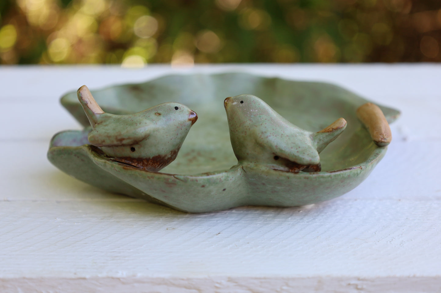 Ciotola decorativa in ceramica a forma di foglia con uccelli in verde