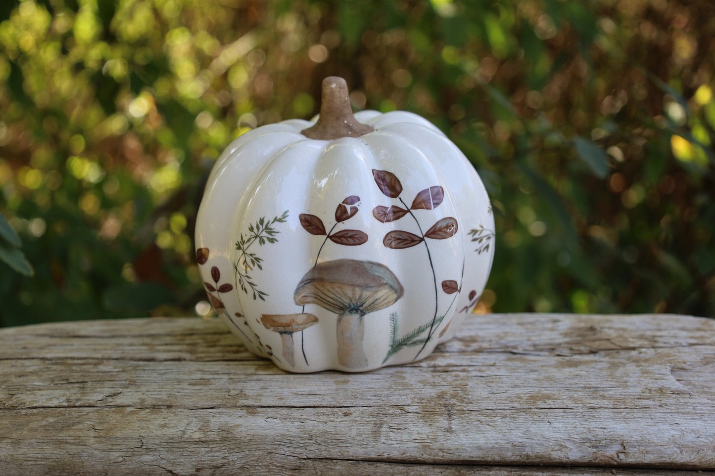 Zucca in ceramica con motivo a fungo autunnale in beige-marrone
