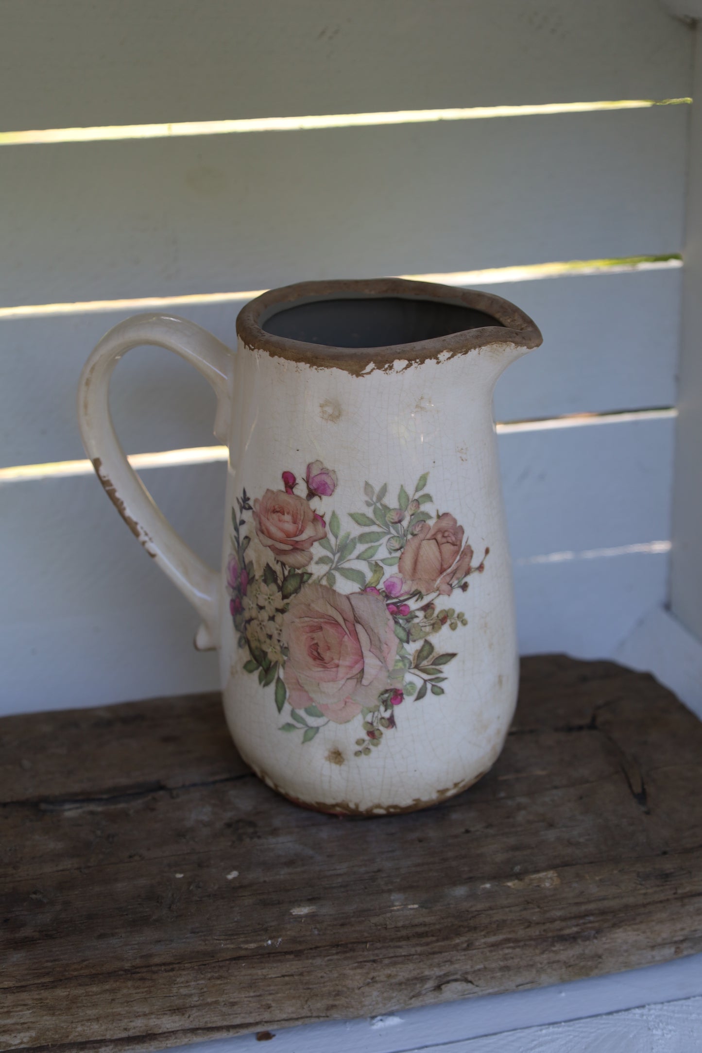 Brocca decorativa con motivo a rosa in stile cottage in ceramica