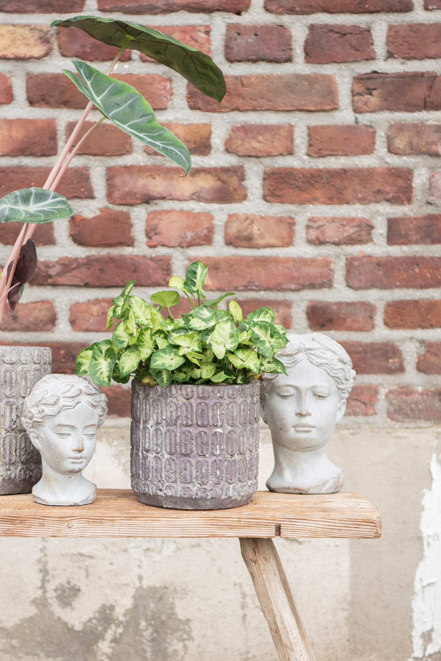 Busto femminile in pietra fusa per balcone in grigio