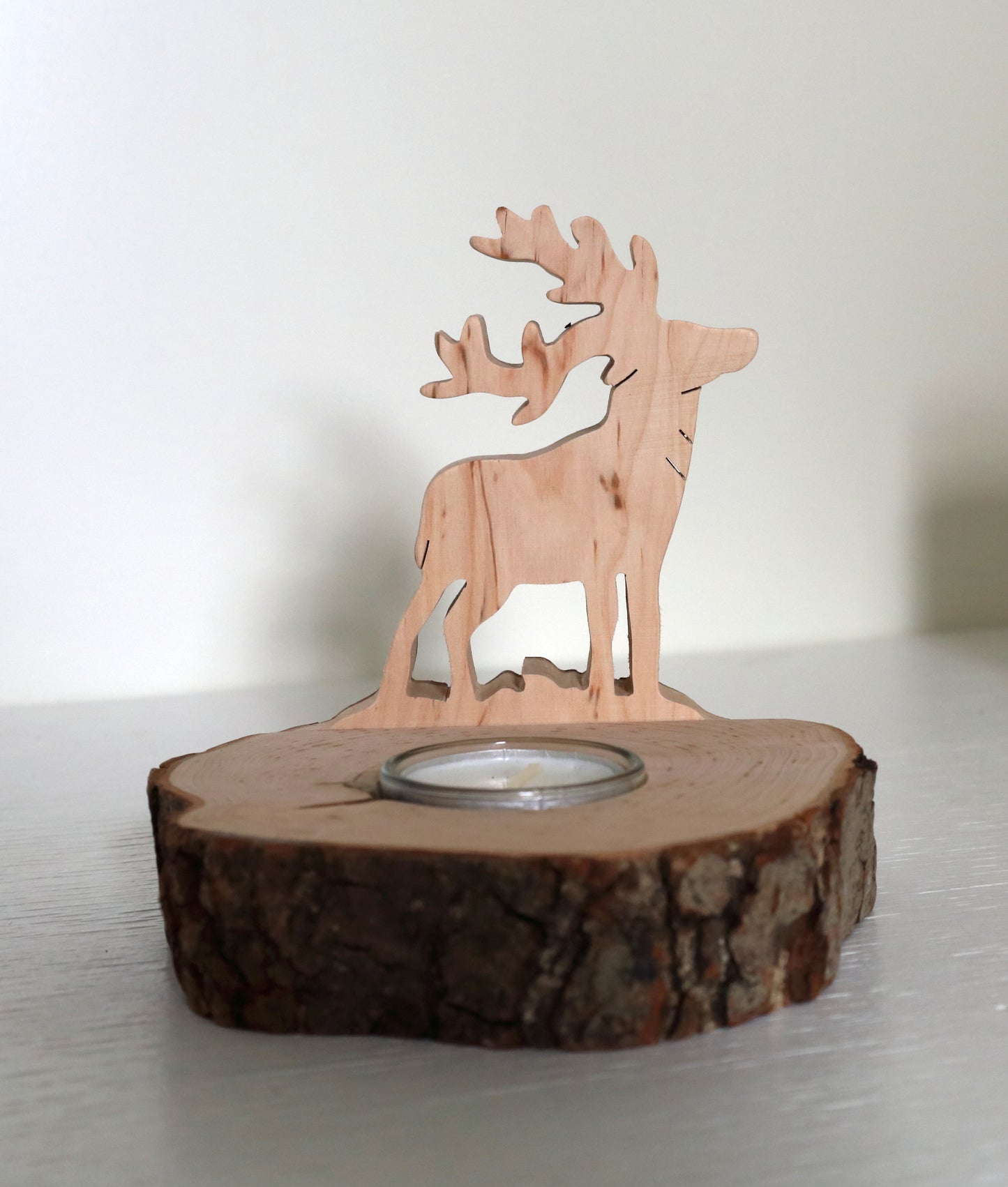 Portacandele rustico ricavato da un tronco d'albero con cervo