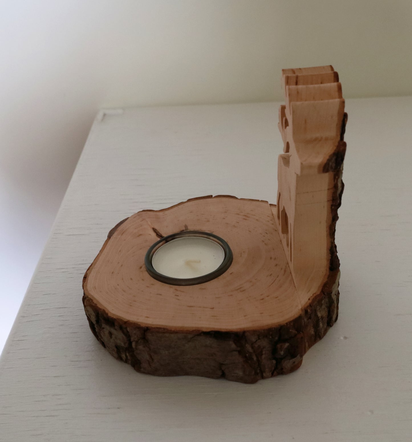 Portacandele rustico ricavato da un tronco d'albero con cervo