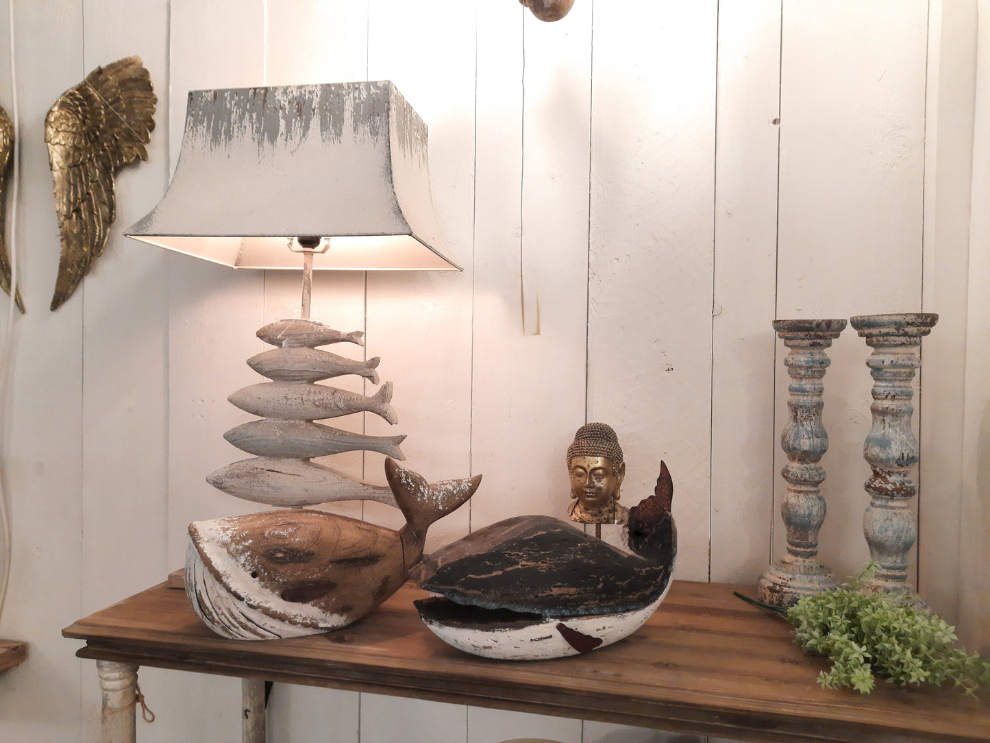 Grande balena in legno marrone e bianco, decorazione estiva marittima