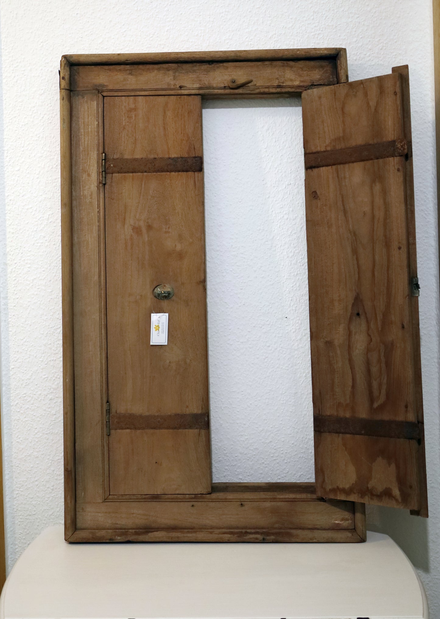 Originales altes Holzfenster für rustikale Dekorationen