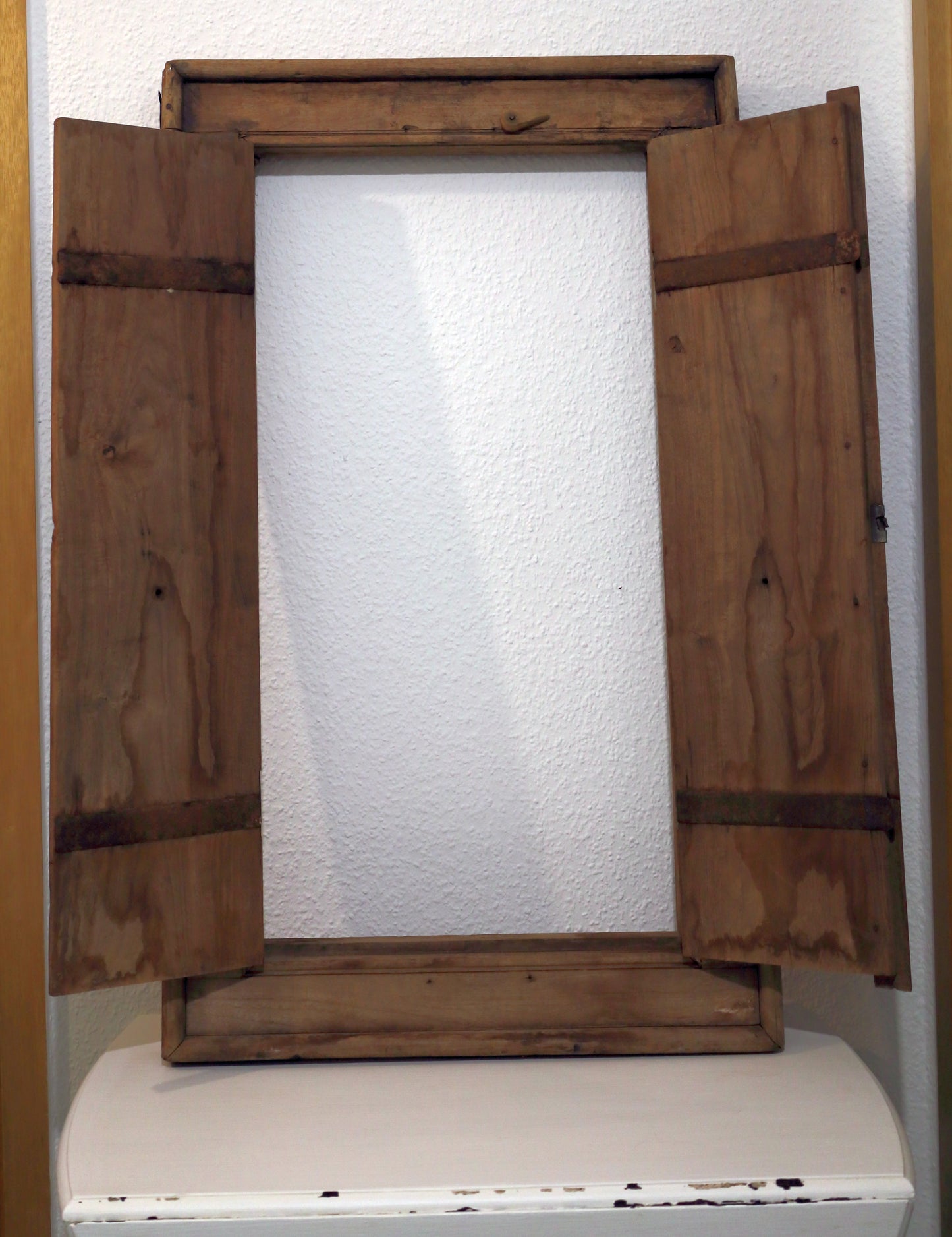 Originales altes Holzfenster für rustikale Dekorationen