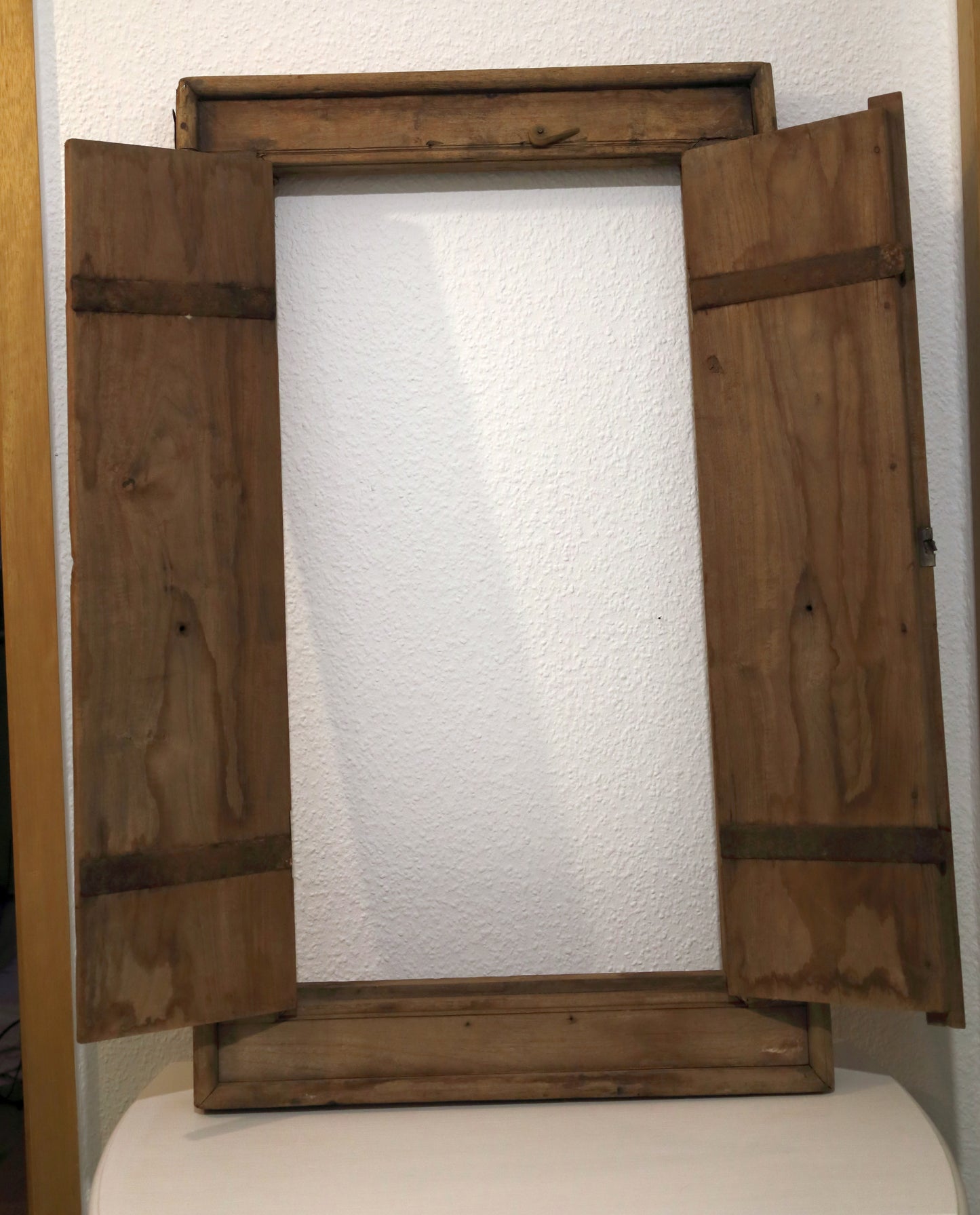 Originales altes Holzfenster für rustikale Dekorationen