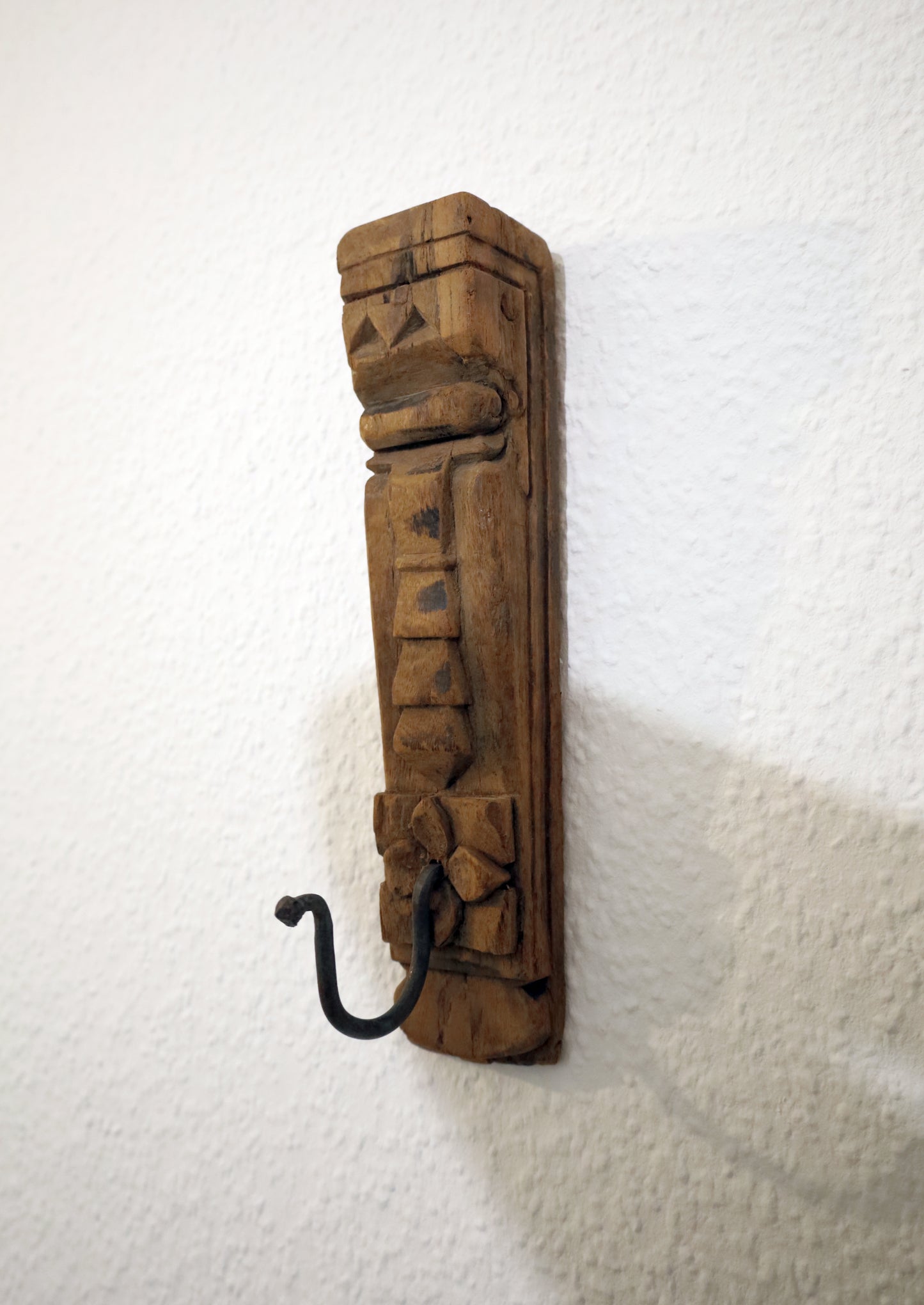 Gancio decorativo da parete unico realizzato in legno di recupero con ganci in ferro battuto