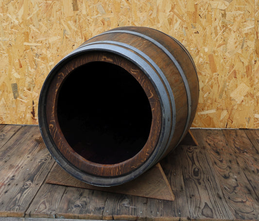 Cuccia per cani realizzata con una vecchia botte di vino in rovere