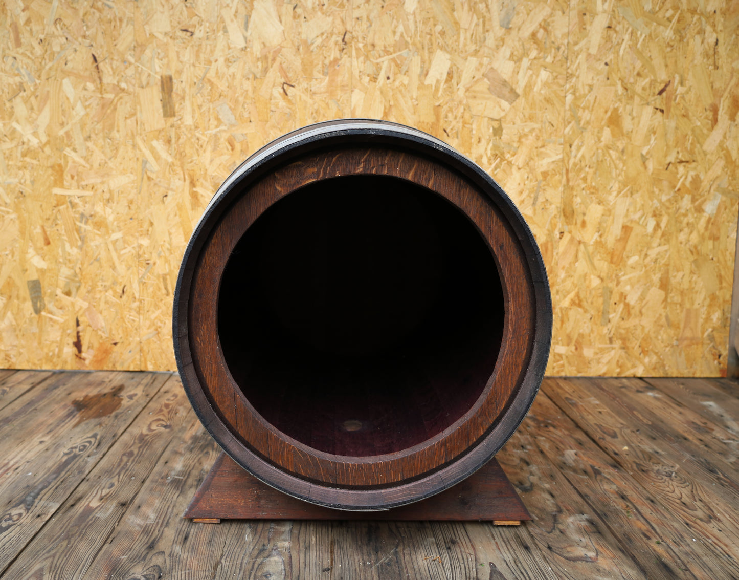 Cuccia per cani realizzata con una vecchia botte di vino in rovere