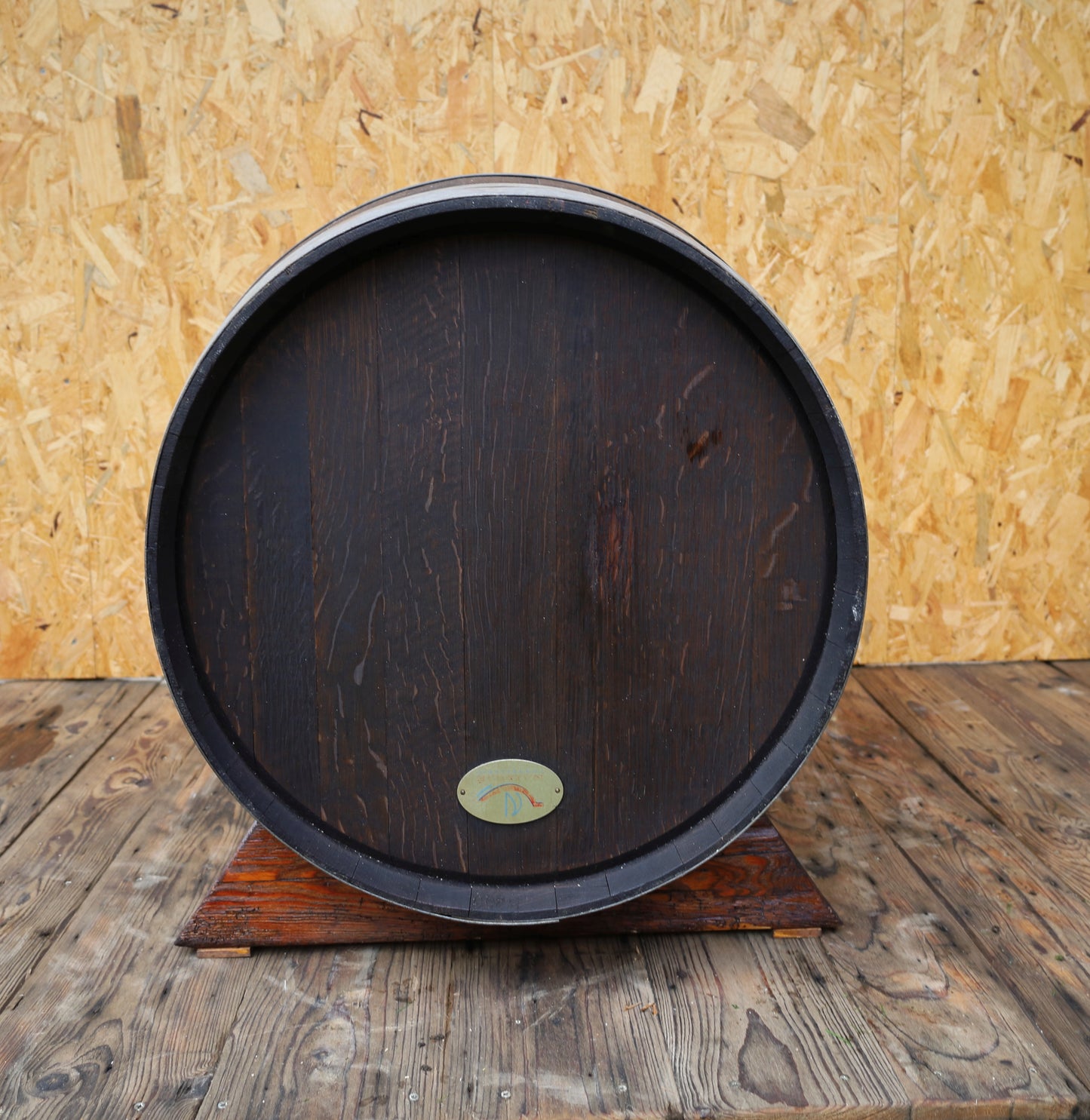 Cuccia per cani realizzata con una vecchia botte di vino in rovere