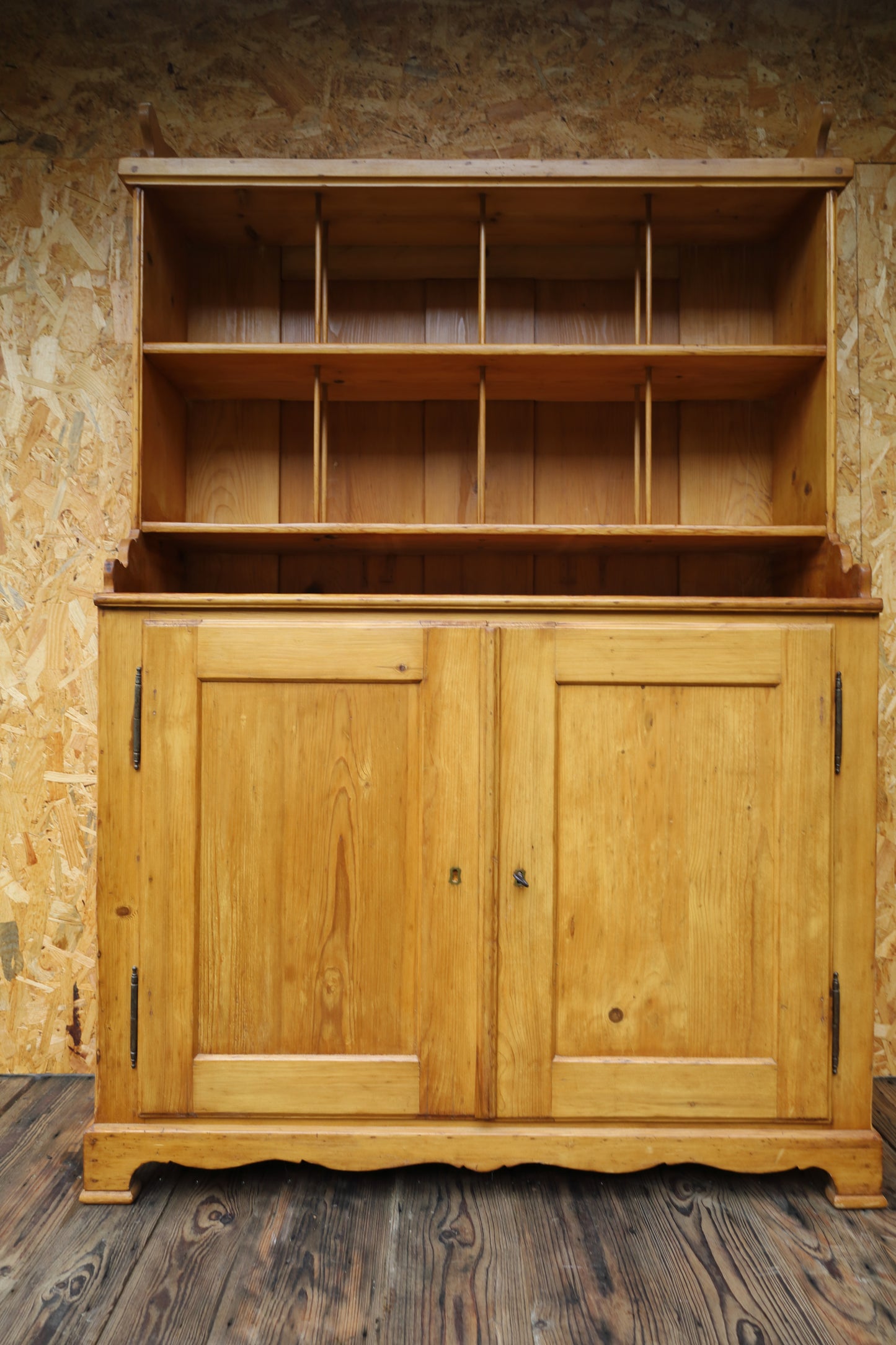 Mobile da cucina antico, stile guglielmino, in legno tenero, 1870-1915, restaurato 
