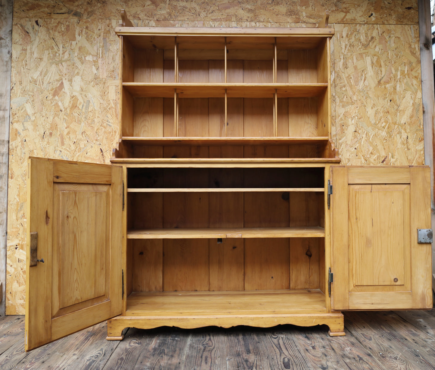 Mobile da cucina antico, stile guglielmino, in legno tenero, 1870-1915, restaurato 