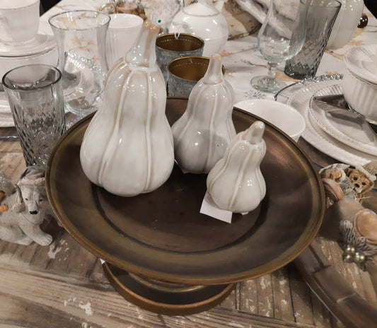 Decorazione autunnale, zucche in ceramica grigio-beige