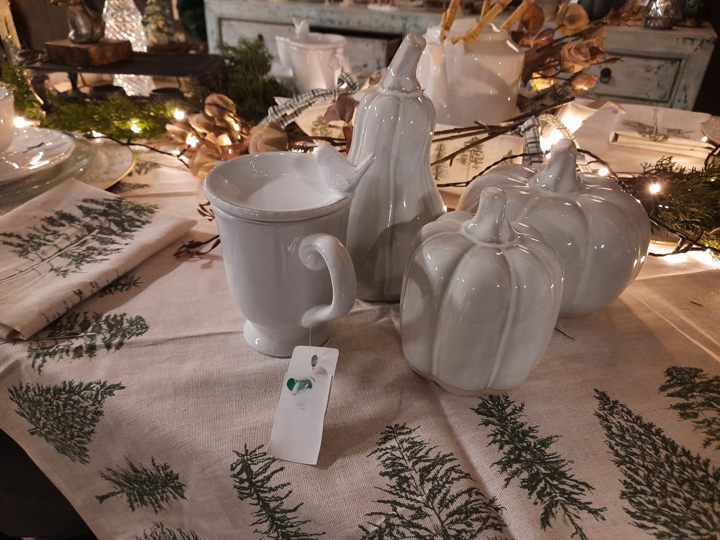 Decorazione autunnale, zucche in ceramica grigio-beige