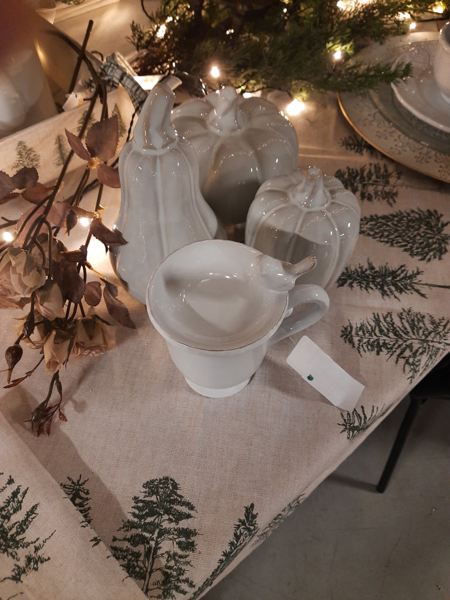 Decorazione autunnale, zucche in ceramica grigio-beige