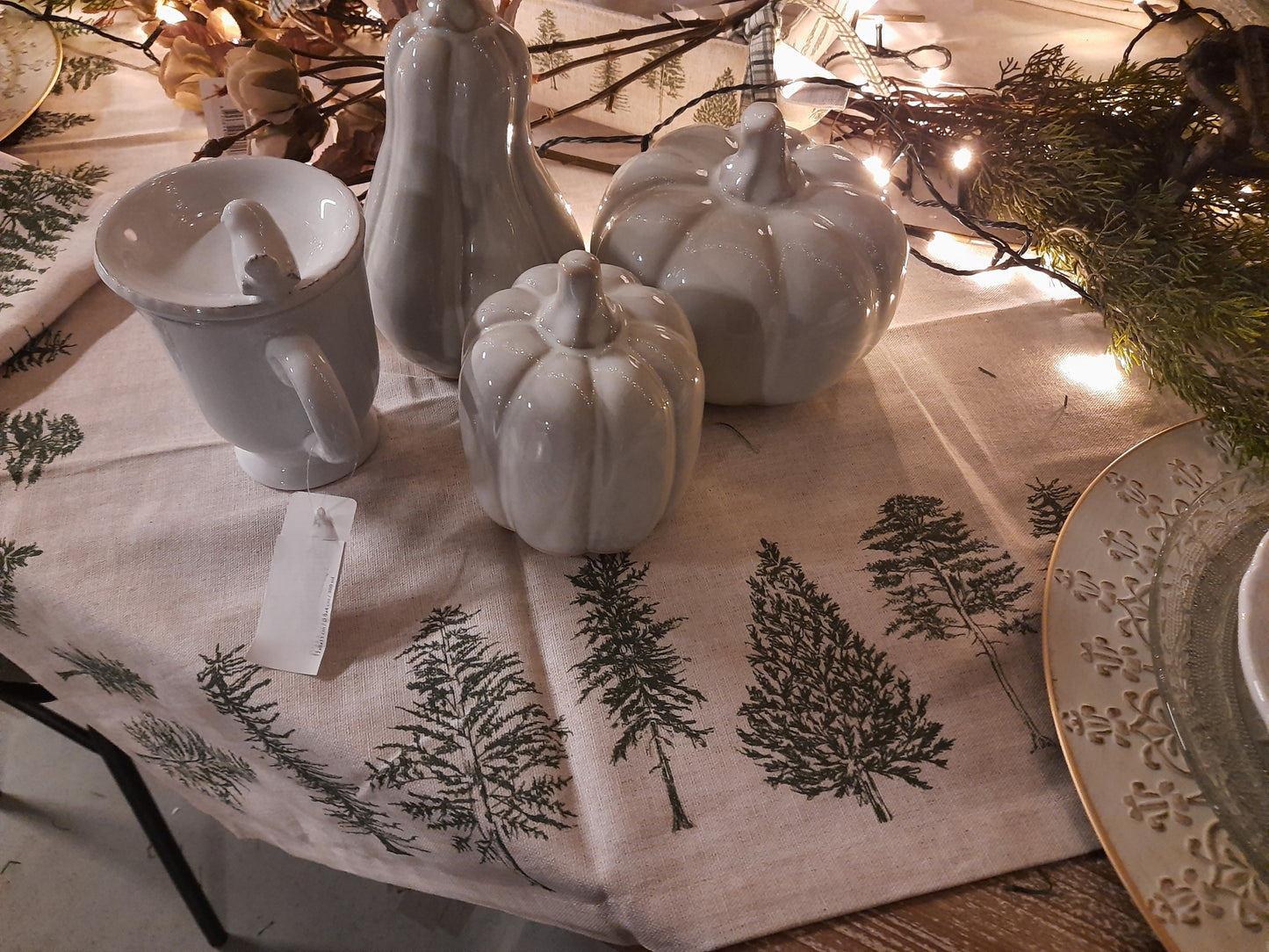 Decorazione autunnale, zucche in ceramica grigio-beige