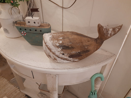 Grande balena in legno marrone e bianco, decorazione estiva marittima