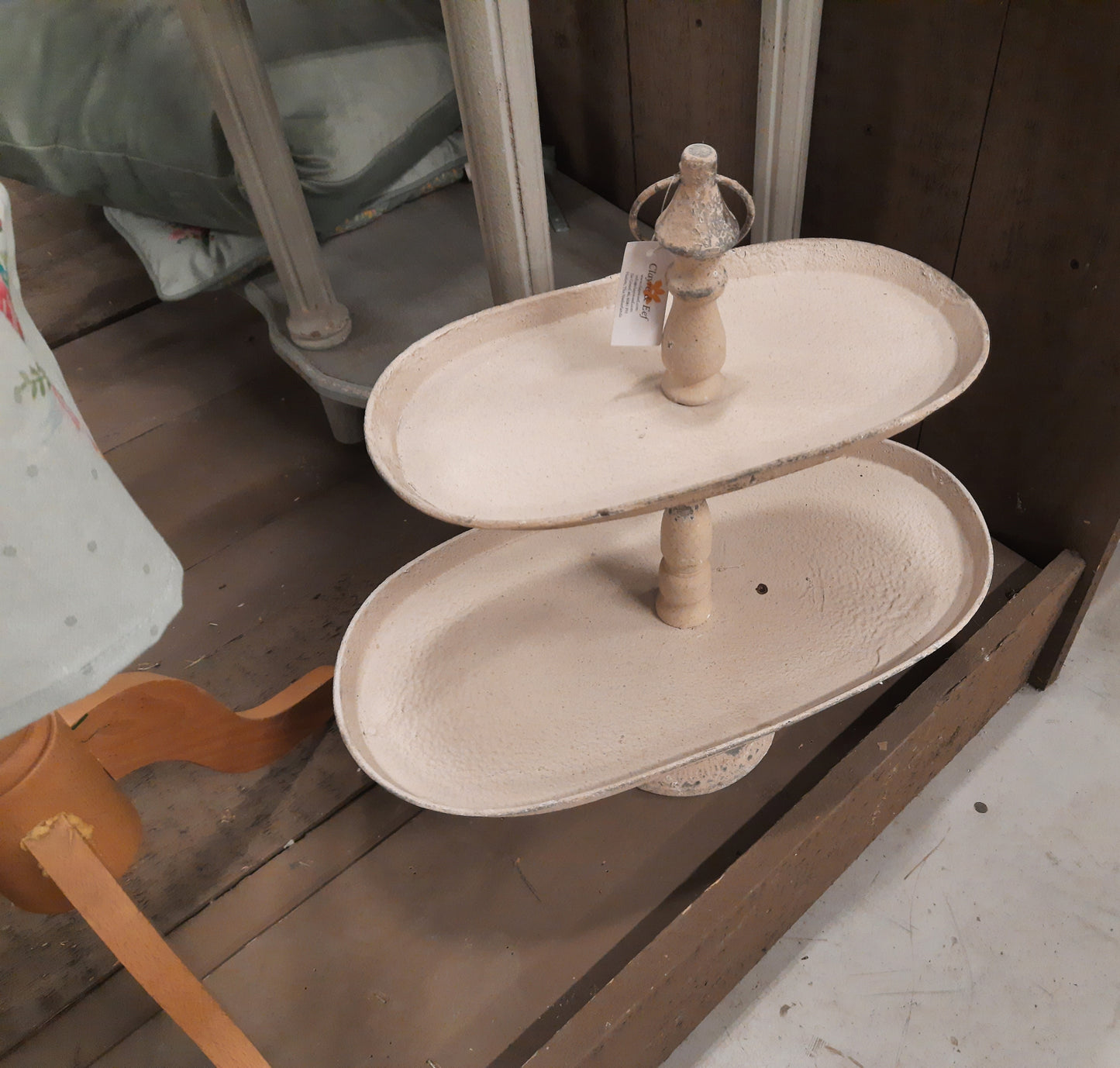 Etagere ovale Shabby Chic a due ripiani in metallo color beige