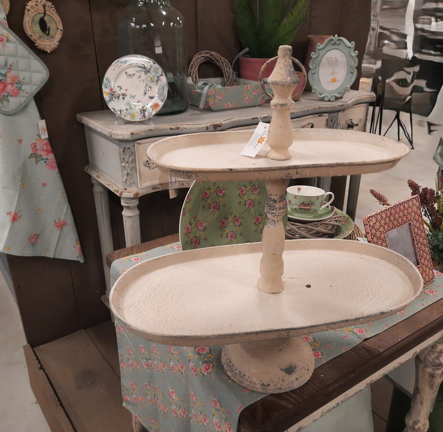 Etagere ovale Shabby Chic a due ripiani in metallo color beige