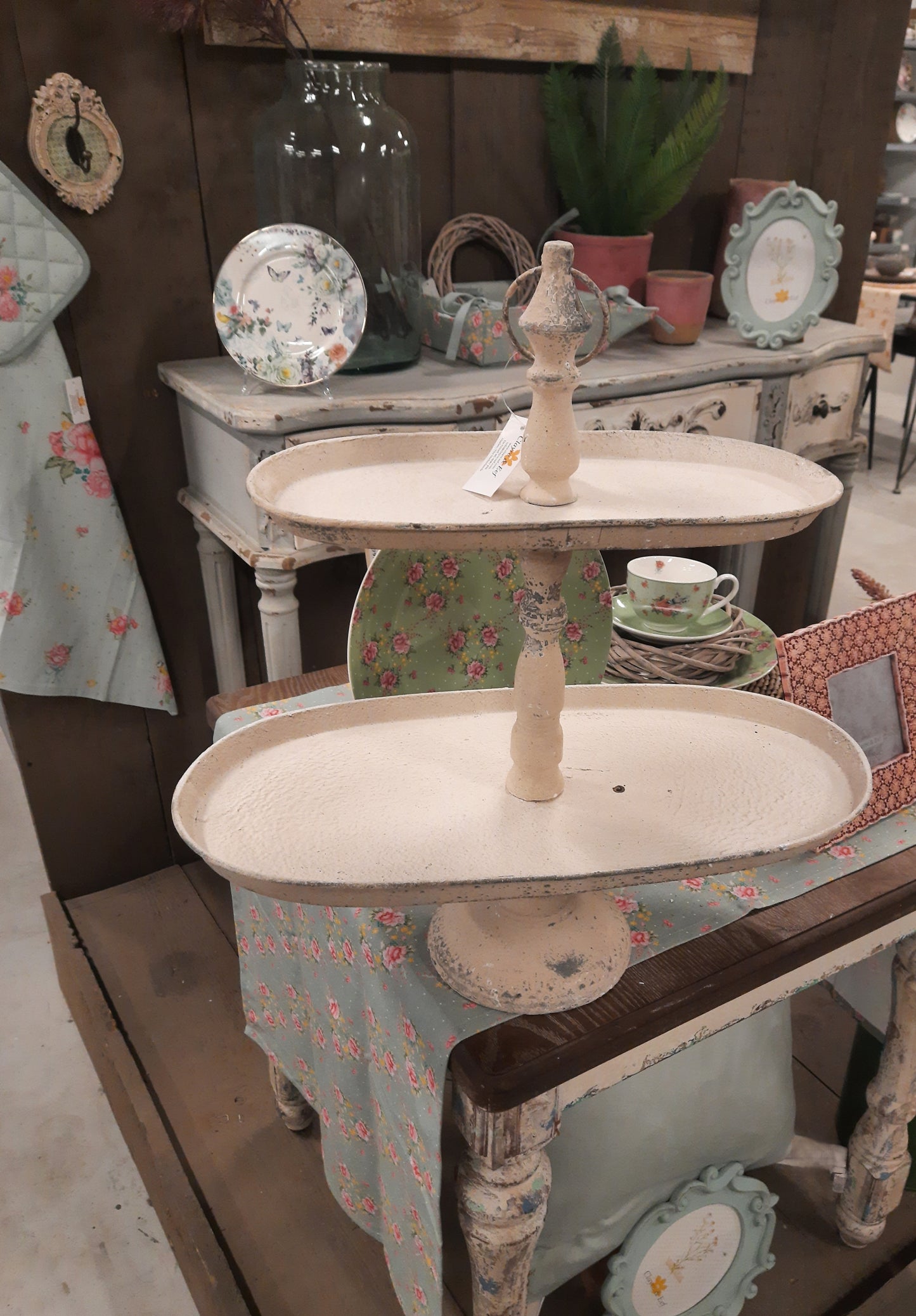 Etagere ovale Shabby Chic a due ripiani in metallo color beige