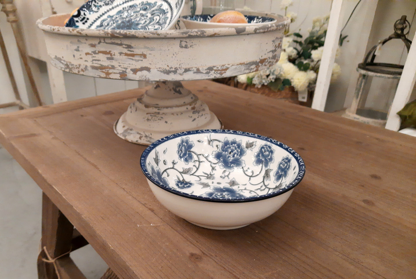 Ciotola in ceramica bianca e blu con motivo floreale