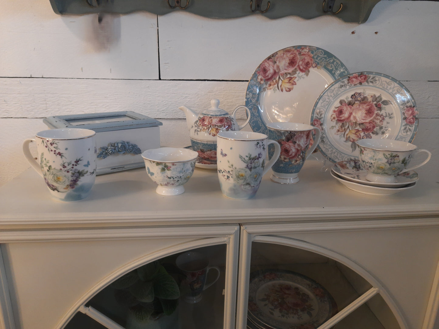 Stoviglie in porcellana, fiori e farfalle pastello blu-bianco, mix &amp; match