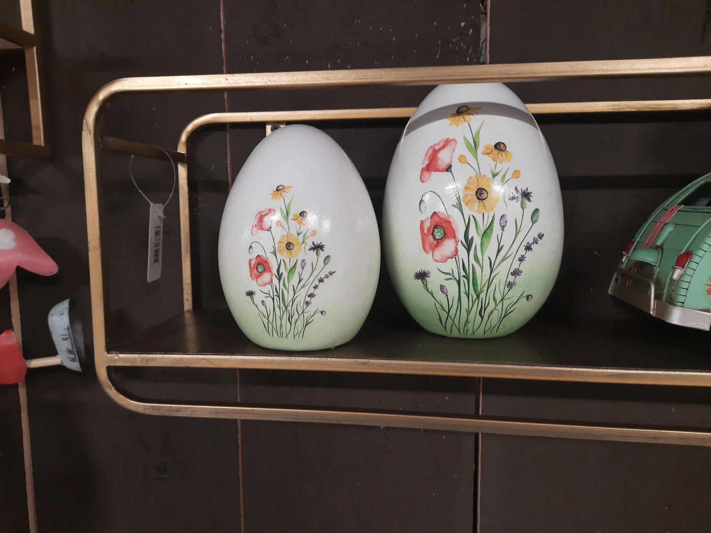 Decorazione primaverile, uovo in terracotta dipinto con fiori