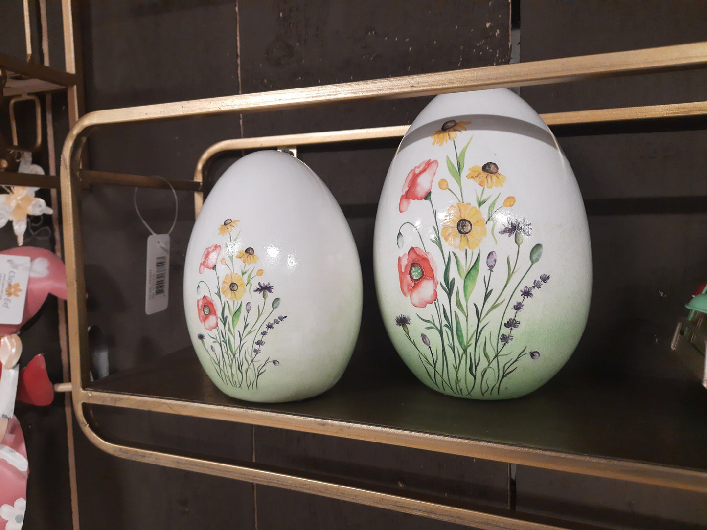 Decorazione primaverile, uovo in terracotta dipinto con fiori