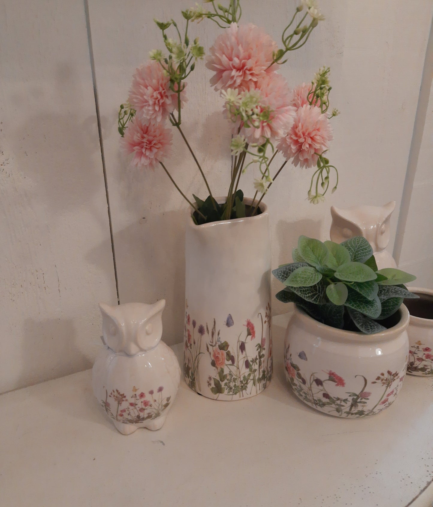 Simpatico gufo in ceramica beige con motivo di prato primaverile 