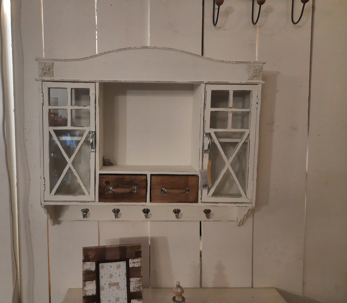 Mobiletto da parete in legno bianco con cassetti e ganci in stile country