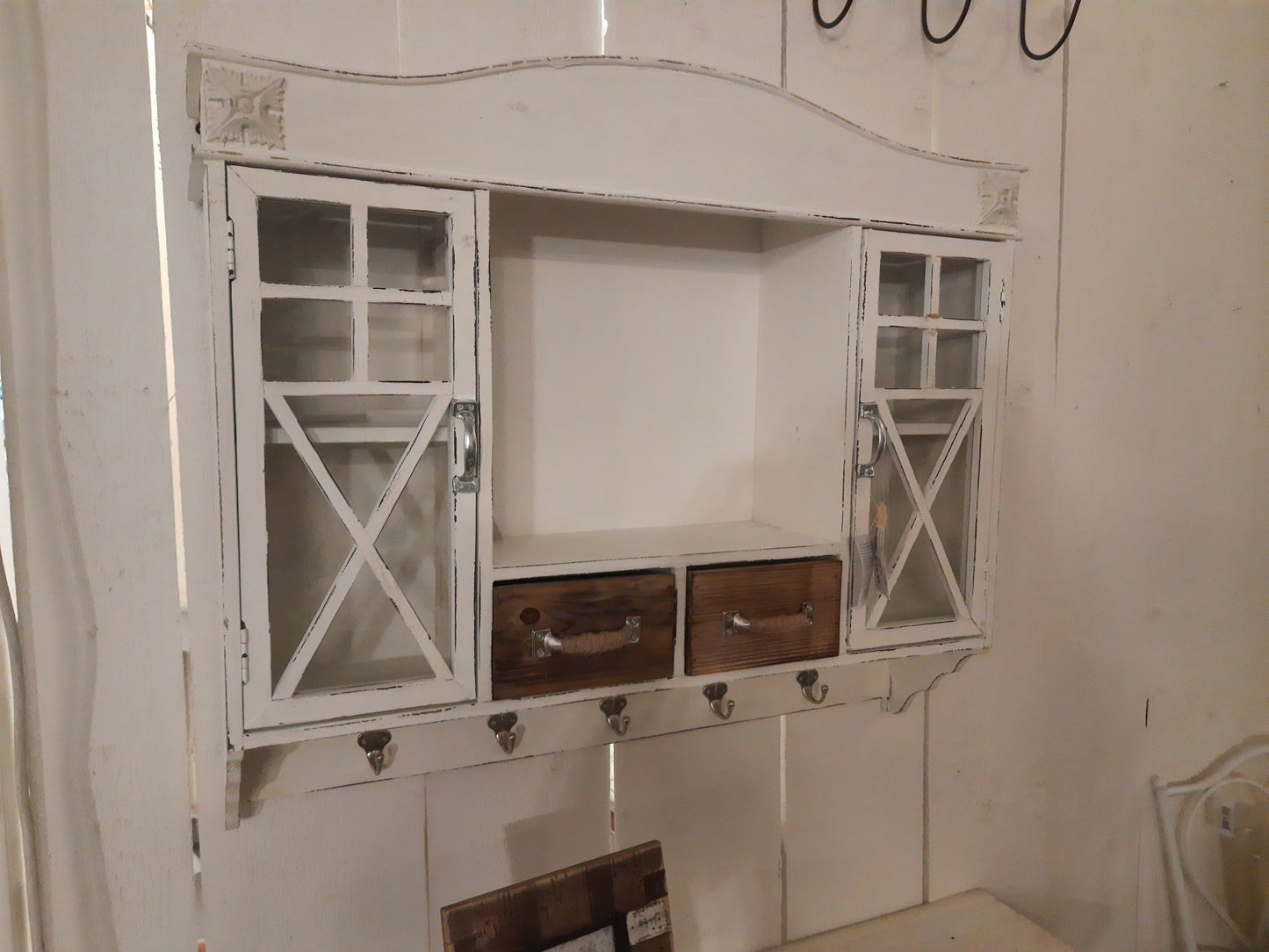 Mobiletto da parete in legno bianco con cassetti e ganci in stile country