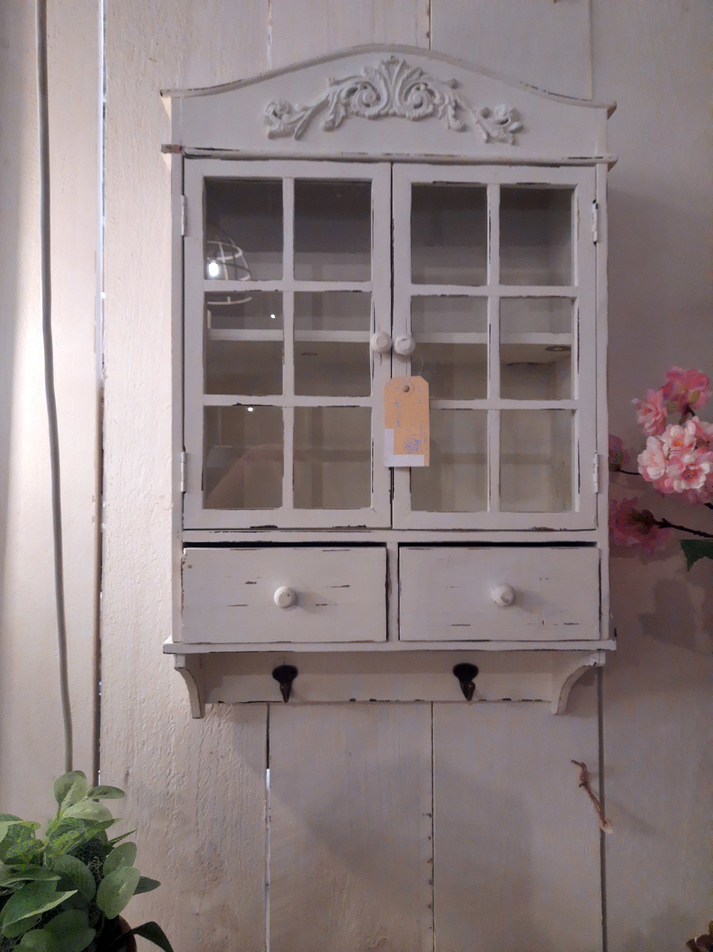 Mobiletto da parete in legno Shabby Chic bianco, con cassetti e ganci