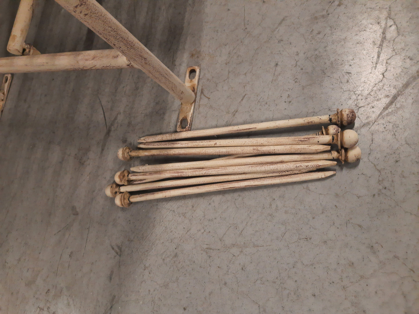 Arco per rose con panca in ferro beige in stile rustico