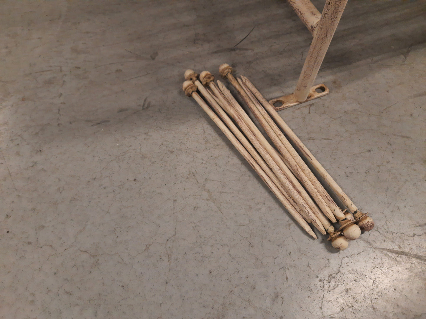 Arco per rose con panca in ferro beige in stile rustico