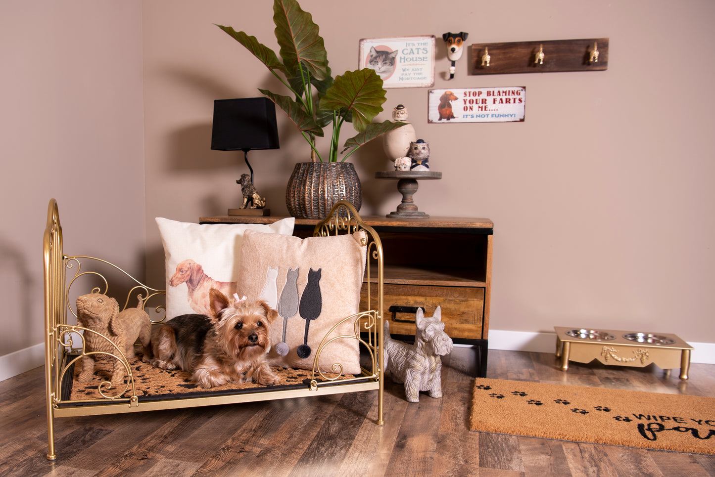 Hundebett aus Metall im Landhaustil