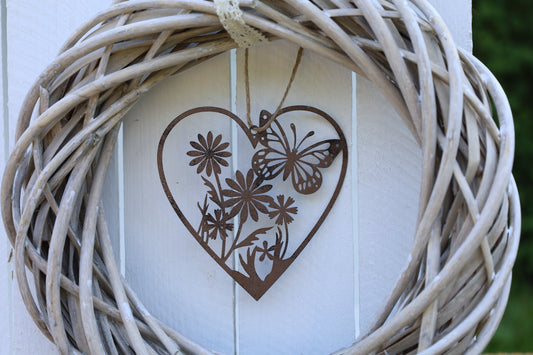 Anhänger: Herz mit Schmetterling und Blumen, Edelrost