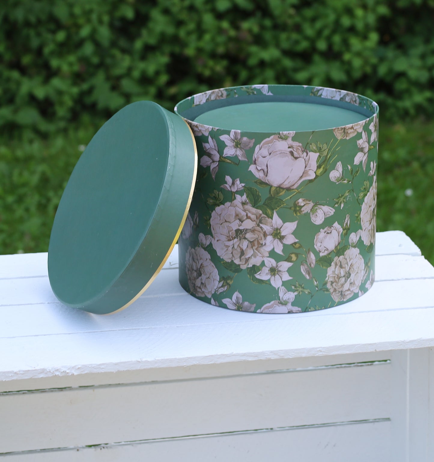 Runde Schachteln aus Pappe mit Blumenmotiv in grün, 3er Set