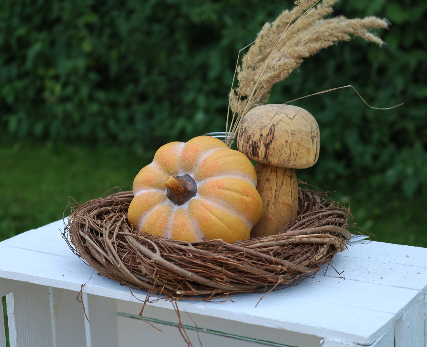 Decorazione di zucca per l'autunno realizzata in ceramica di colore arancione 