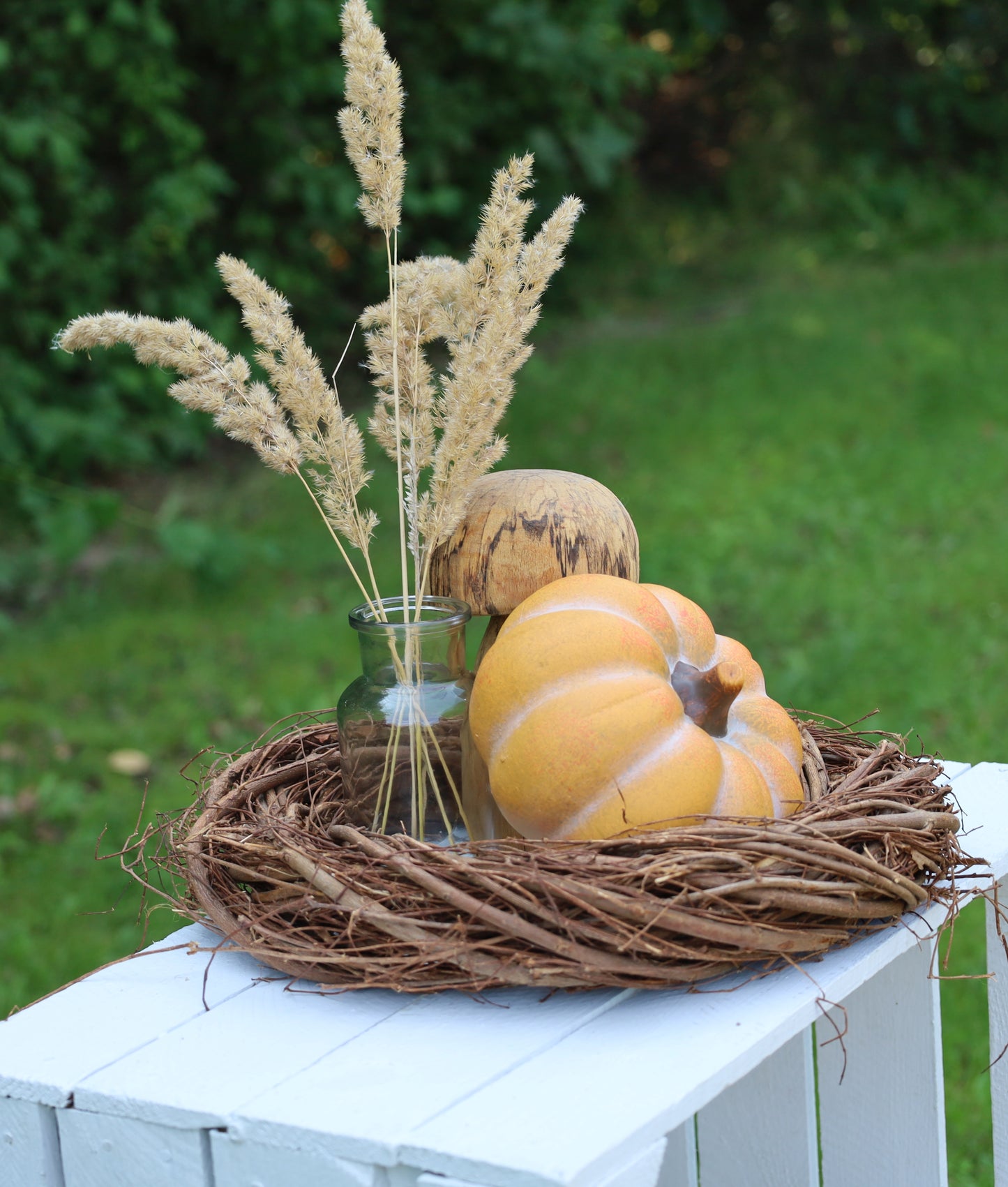 Decorazione di zucca per l'autunno realizzata in ceramica di colore arancione 
