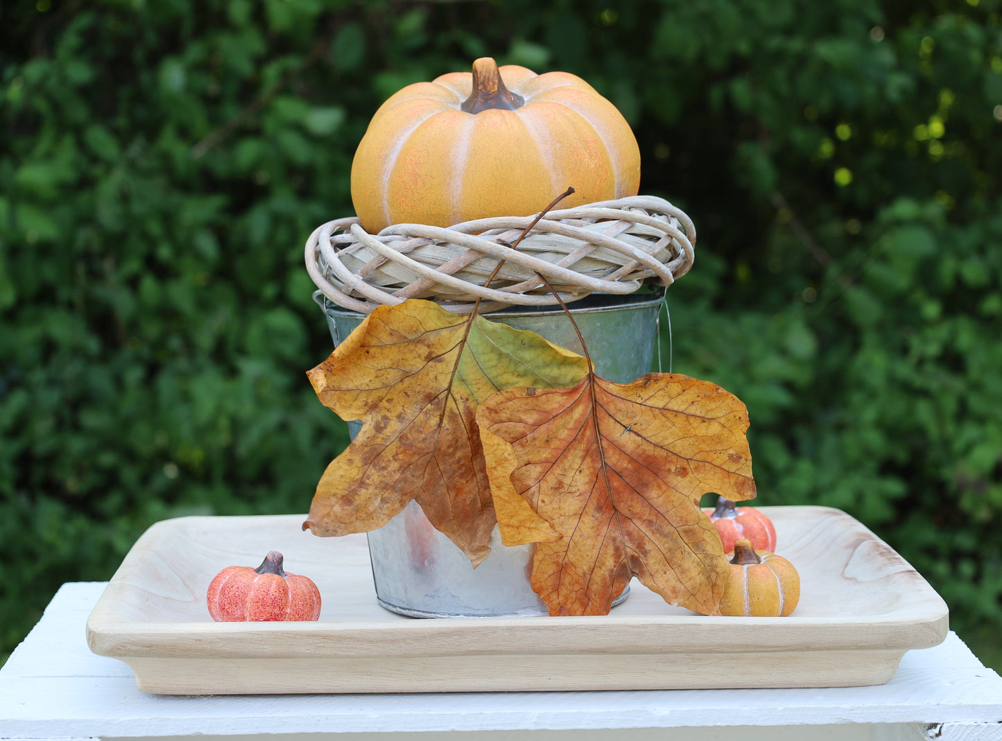 Decorazione di zucca per l'autunno realizzata in ceramica di colore arancione 