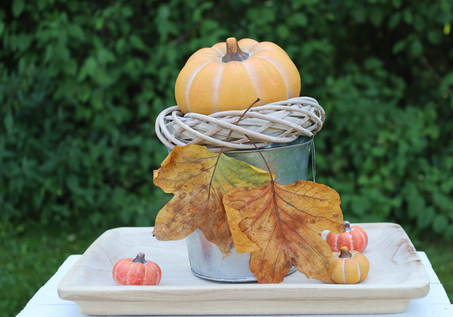 Decorazione di zucca per l'autunno realizzata in ceramica di colore arancione 